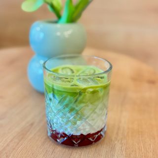 MATCHA Tak kdo je jejím příznivcem a kdo si raději dá kávu? Matchu lze připravit na mnoho způsobů, od čaje, až po třeba...